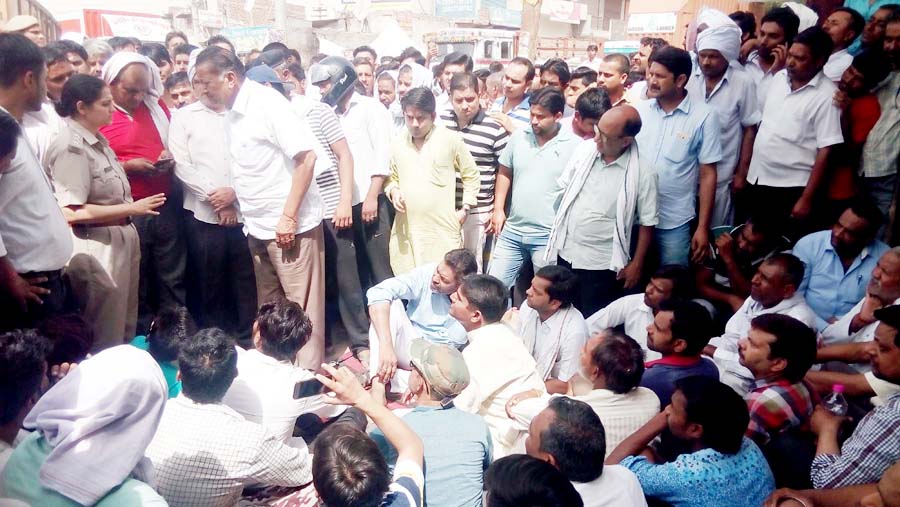 ज्वैलर्स से लूट का मामला: बाजार बंद रख लगाया जाम