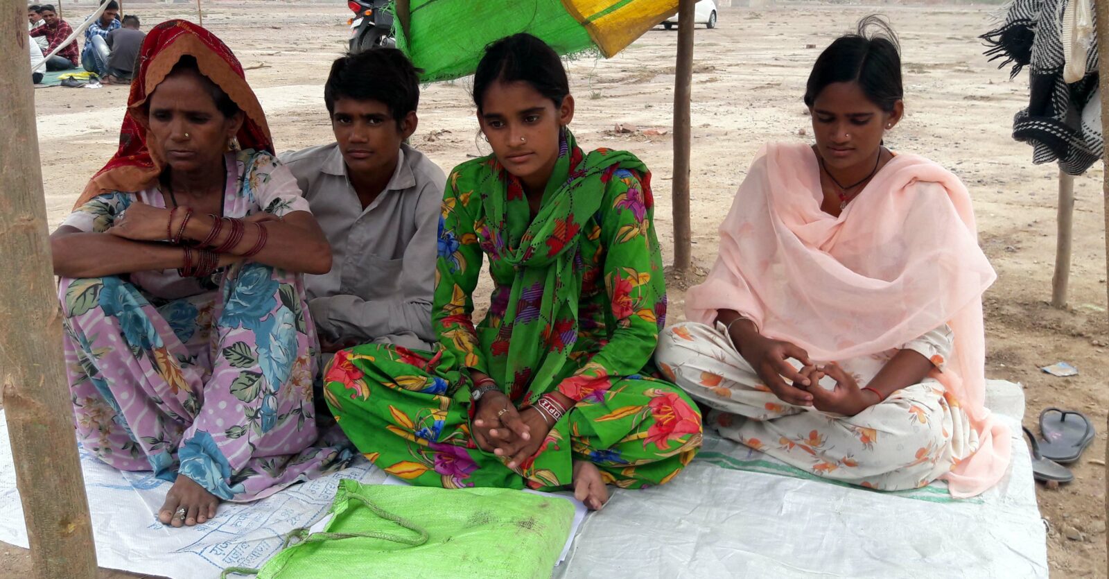 बच्चों सहित बेमियादी धरने पर बैठी महिला