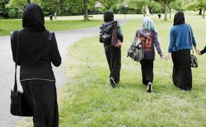 UK: हिजाब खींचकर लड़की को गिराया