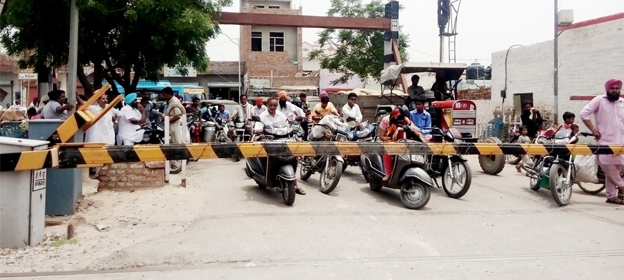 रेलवे की मनमर्जी, बंद फाटकों से लोग दुखी