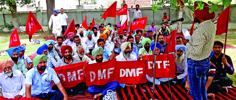 सीवरेज बोर्ड के समक्ष दिया धरना