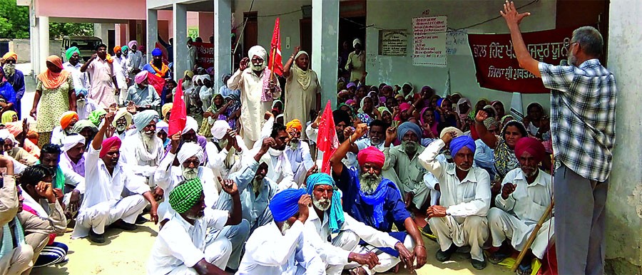 मजदूरों ने बीडीपीओ कार्यालय का किया घेराव