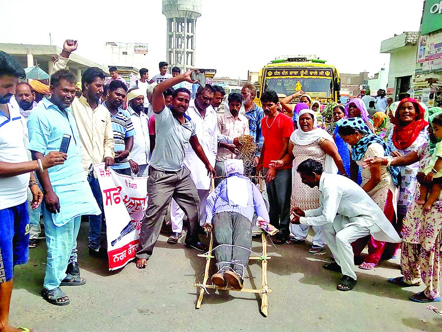 सफाई सेवकों ने फूंका प्रशासन का पुतला