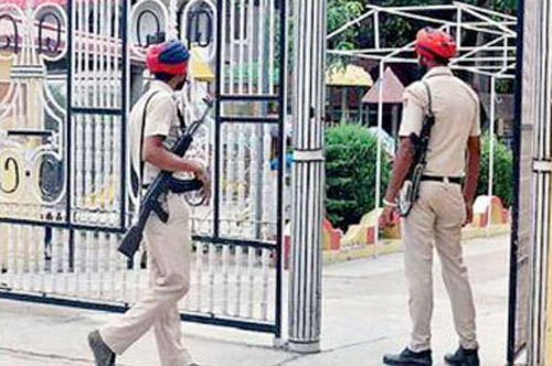 स्कूल के पास दो दिखे संदिग्ध