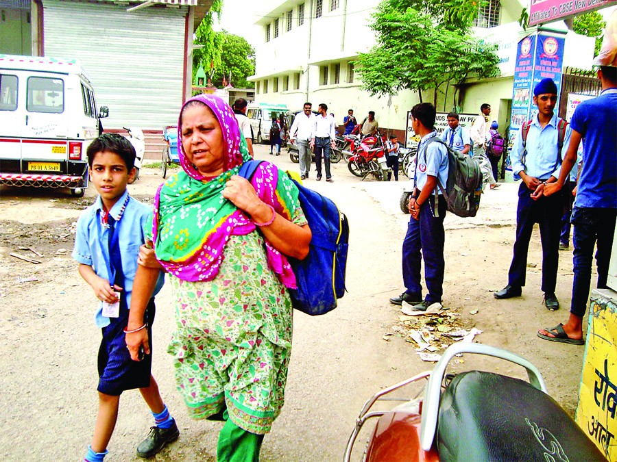 शिक्षा मंत्री के हलके में प्राईवेट स्कूलों की मनमानी