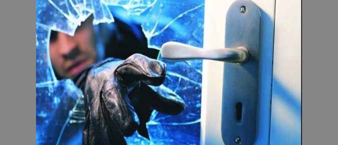 चार सूने मकानों में चोरी