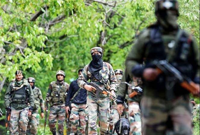 सेना के काफिले पर आतंकी हमला, दो जवान घायल