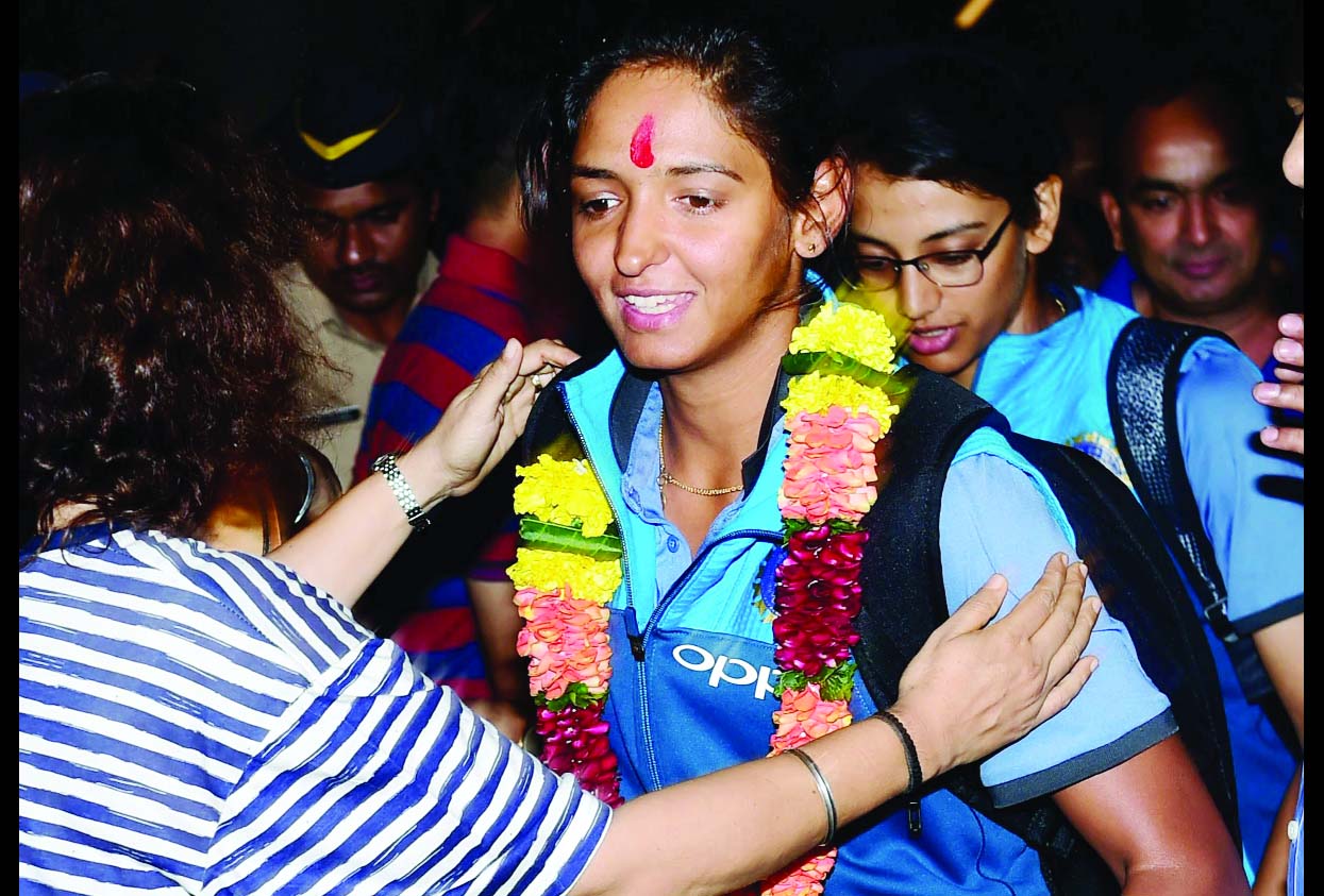 स्वदेश लौटने पर महिला क्रिकेटरों का जोरदार स्वागत