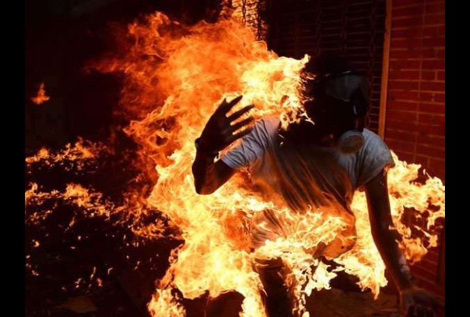 बेटे व बहू पर पेट्रोल छिड़कर लगाई आग