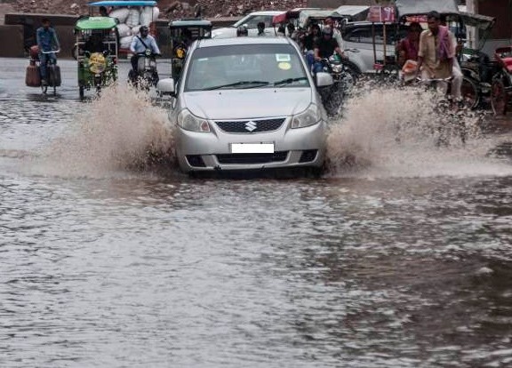 मणिपुर में बाढ़ व भूस्खलन से जनजीवन प्रभावित