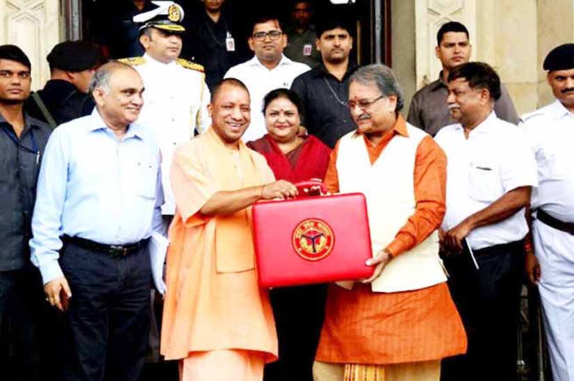 योगी सरकार ने पेश किया पहला 3.84 लाख करोड़ का बजट