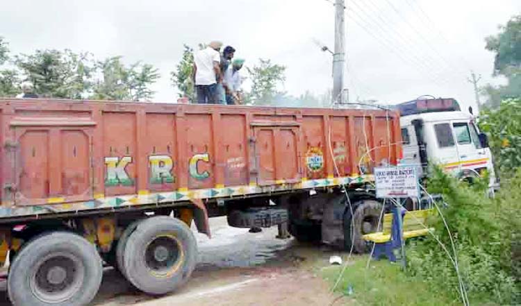 ट्राले की चपेट में आई दो स्कूटी सवार छात्राएं