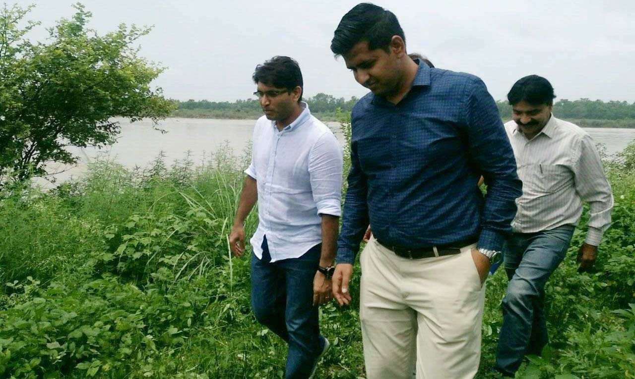 ब्यास नदी के किनारे बसे गांवों में जायजा लेने पहुंचे डीसी