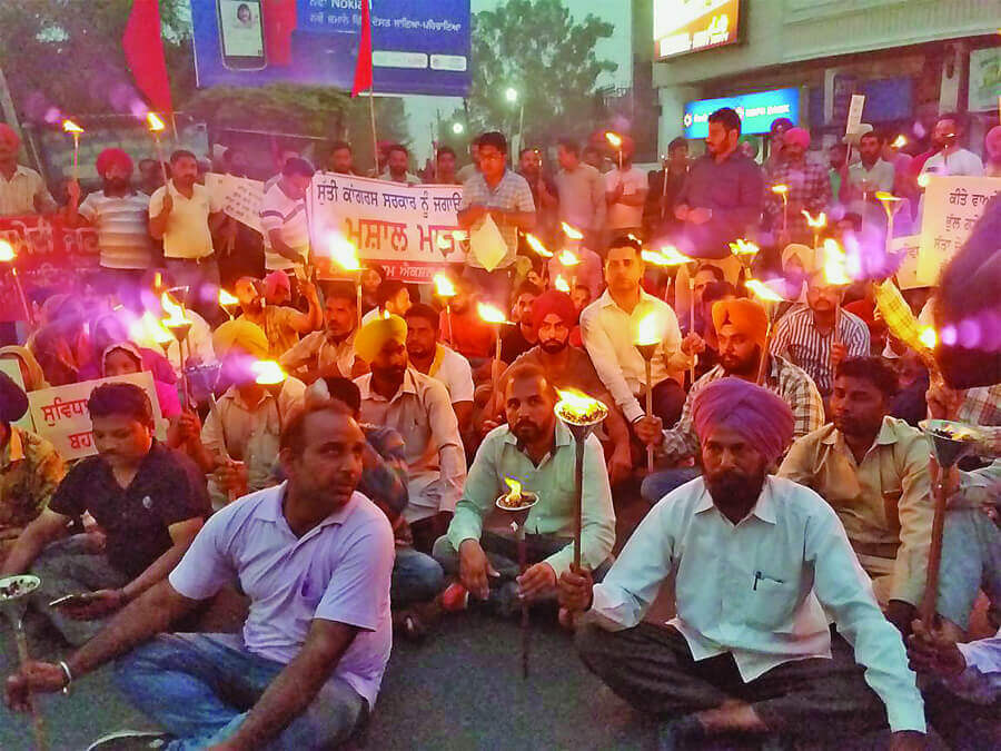 ठेका कर्मचारियों ने स्वास्थ्य मंत्री के शहर में निकाला मशाल मार्च