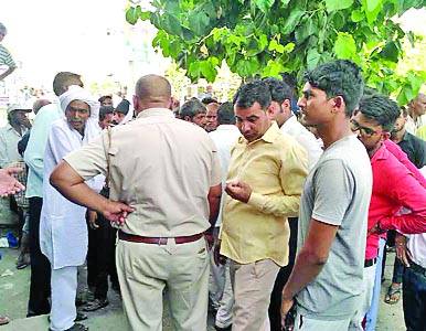 युवक की मौत पर परिजनों ने काटा बवाल