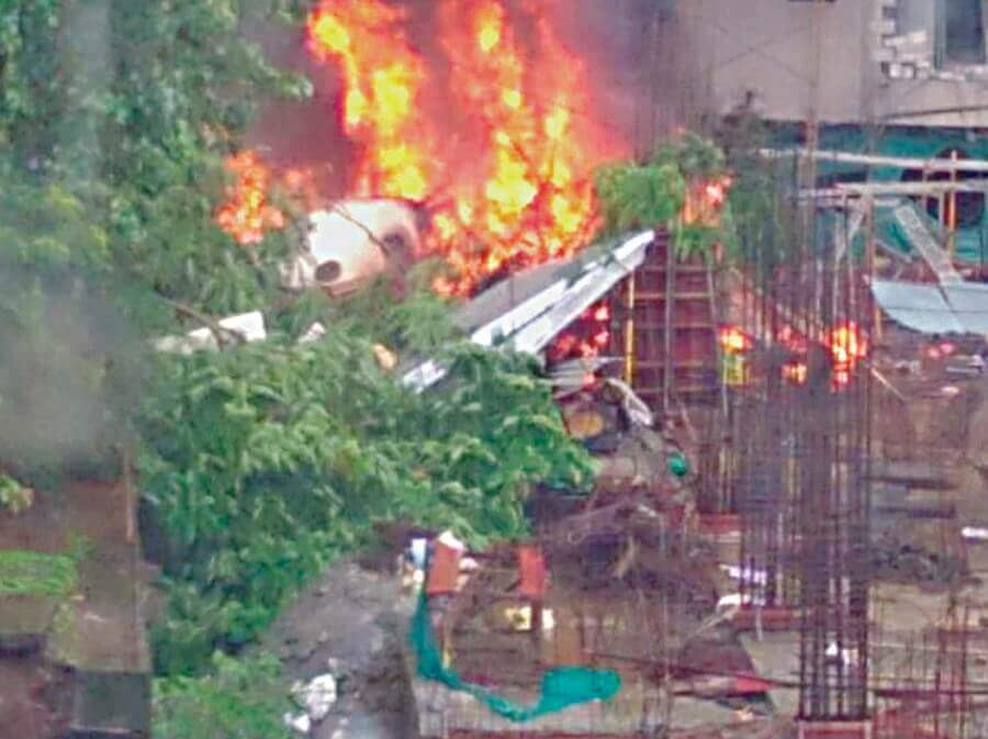 मुंबई के घाटकोपर में निर्माणाधीन इमारत पर गिरा चार्टर्ड प्लेन