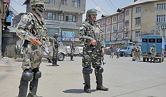 दक्षिण कश्मीर में जनजीवन बुरी तरह प्रभावित