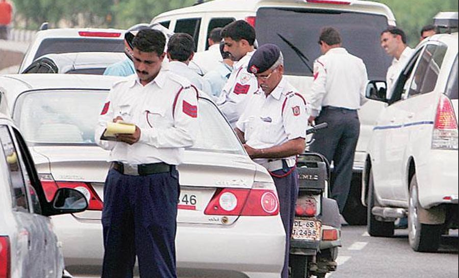 यूनिफॉर्म नहीं पहनने पर गुरुग्राम ट्रैफिक पुलिस ने 687 ऑटो-टैक्सी चालकों के काटे चालान