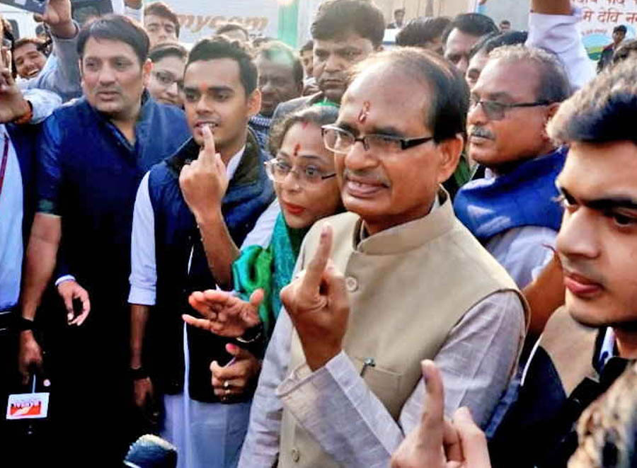 चुनाव : मप्र में 1 बजे तक 28% मतदान: मुख्य निर्वाचन अधिकारी जहां वोट डालने पहुंचे, वहीं खराब हुई मशीन