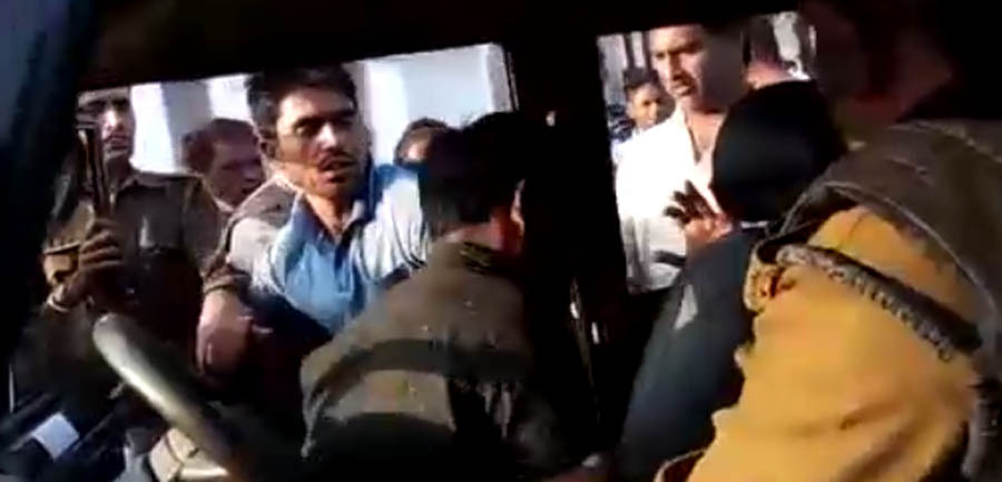 उत्तरप्रदेश : पुलिस की गाड़ी से उतारकर भीड़ ने युवक की पीट-पीटकर हत्या की, देखते रहे सिपाही