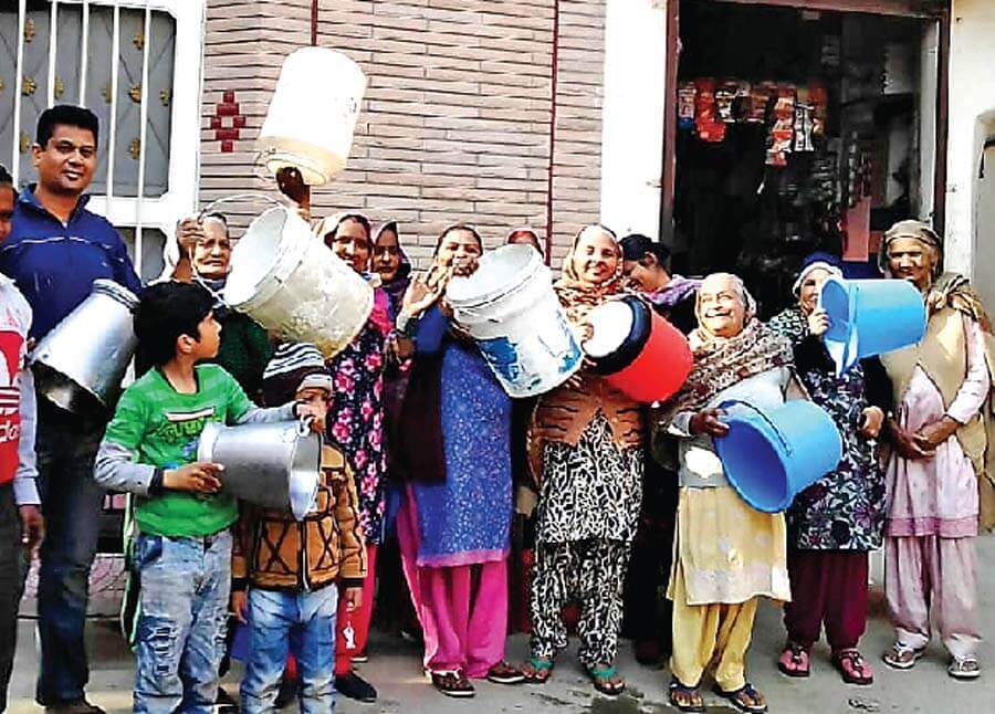 खाली बाल्टियां बजा कर किया रोष प्रदर्शन