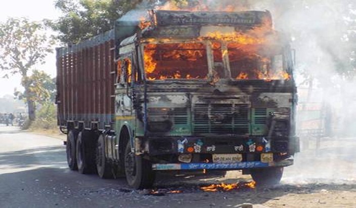 ट्रक में आग लगाने मामले में पचास से अधिक लोगों पर प्रकरण दर्ज