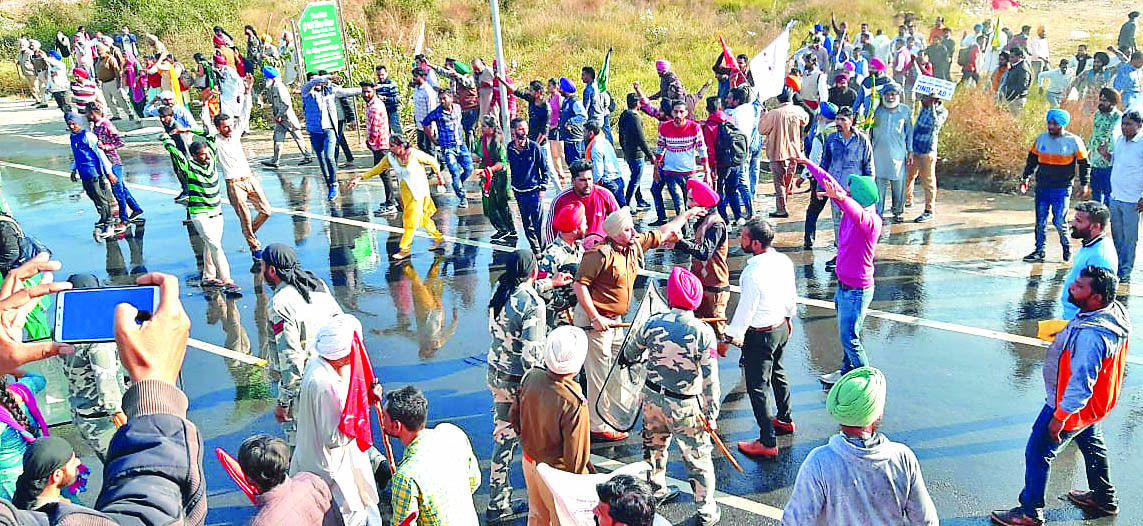 शिक्षा मंत्री की कोठी के सामने प्रदर्शन कर रहे टैट पास बेरोजगार अध्यापकों पर लाठीचार्ज