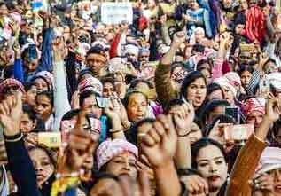 साम्प्रदायिक राजनीति की बजाय भारतीय पहचान पर हो जोर