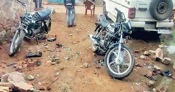 सरपंच के विजयी जुलूस पर पथराव, दो घायल