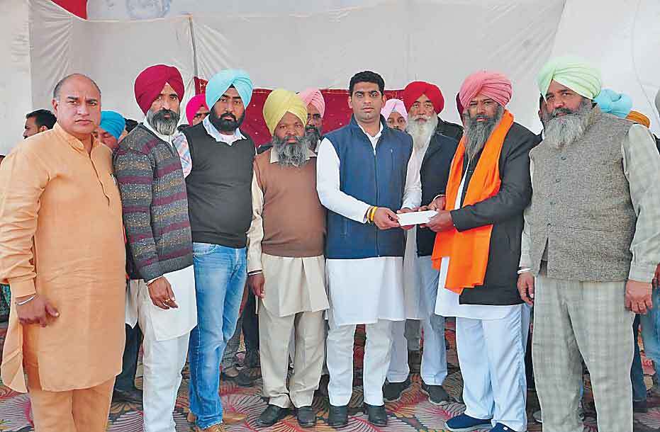 पंचायतों को बांटे 4 करोड़ 82 लाख के चैक