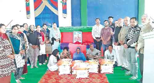 श्रद्धांजलि: पारिवारिक सदस्यों ने जरूरतमंदों को दिया राशन