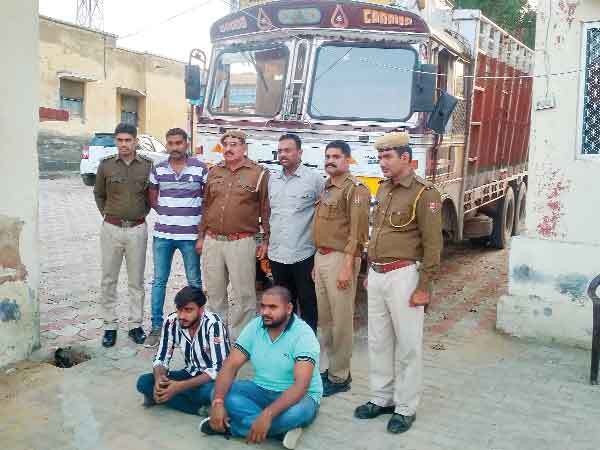 पुलिस ने किए शराब से भरे ट्रक सहित दो गिरफ्तार