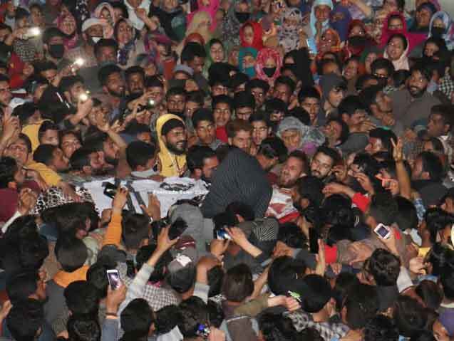 Lockdown: सोपोर में आतंकवादी के जनाजे में शामिल कईं लोग गिरफ्तार