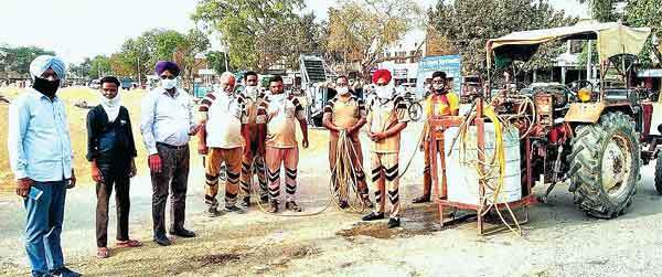 सराहनीय। लगातार एक महीने से सेवा कार्यों में जुटे डेरा श्रद्धालुओं की तरफ से किया जा रहा शहर को सैनेटाईज