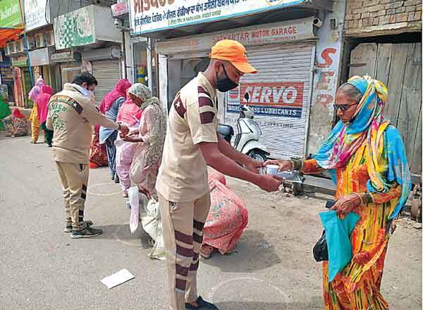 डेरा श्रद्धालुओं ने की बैंकों के बाहर खड़े लोगों की सेवा