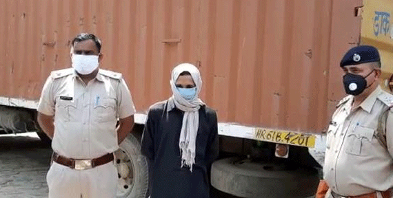 70 लाख की चंदन की लकड़ी सहित तस्कर गिरफ्तार