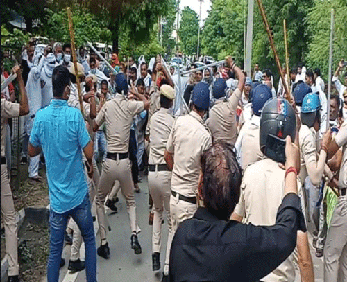 जींद में बर्खास्त पीटीआई पर लाठीचार्ज