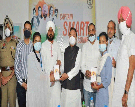 शिक्षा मंत्री ने 15 विद्यार्थियों को दिए स्मार्टफोन