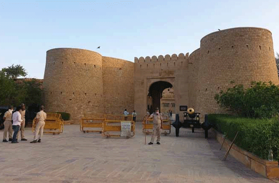 गहलोत एवं विधायक ले रहे शाही मेहमान नवाजी का आनंद