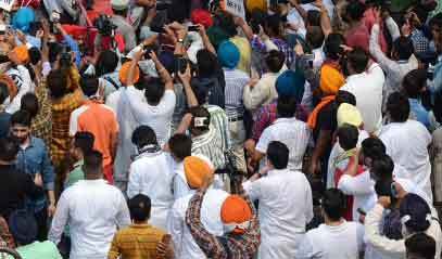 कृषि कानूनों के विरोध में किया विधायक आवास का घेराव