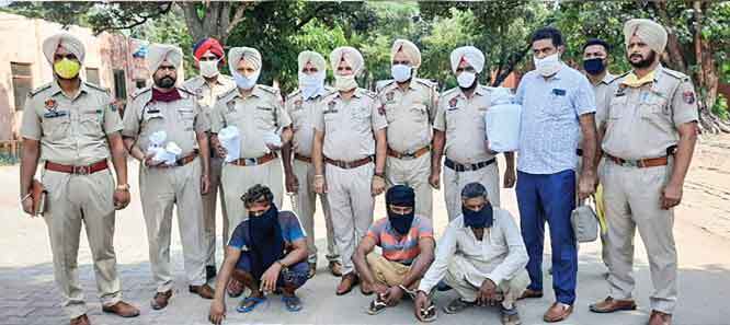 छह किलो हेरोइन सहित तीन तस्कर गिरफ्तार