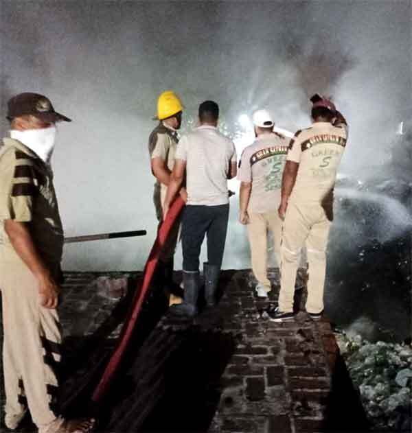 जान जोखिम में डालकर ग्रीन एस के जवानों ने आग पर पाया काबू