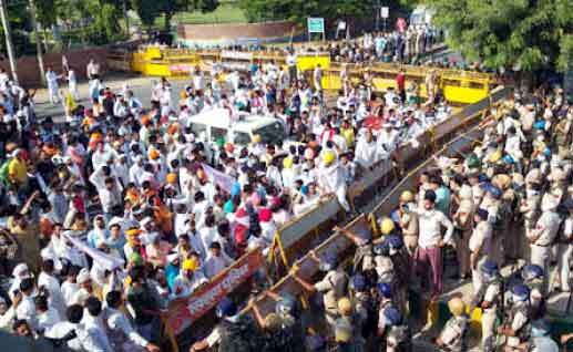 सरसा में आंदोलनरत किसानों पर पुलिस ने आंसू गैस के गोले दागे व वाटर कैनन से खदेड़ा
