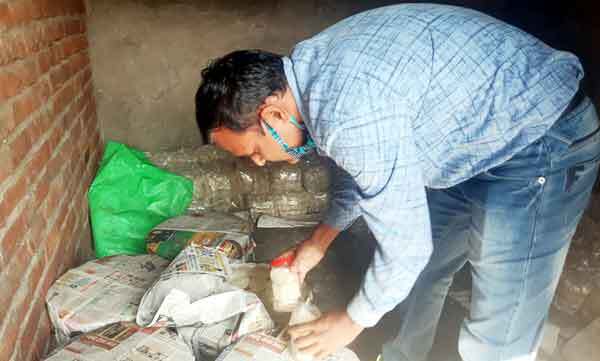 सीएम फ्लाइंग का छापा, अवैध मिठाई फैक्टरी का भंडाफोड़