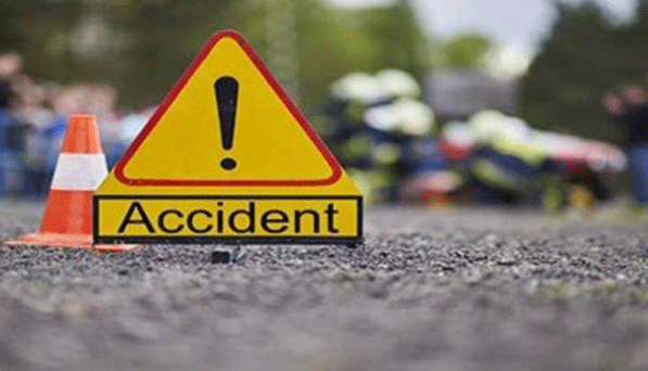 बस एवं ट्रेलर के टकराने से बस चालक की मौत, करीब बीस लोग घायल
