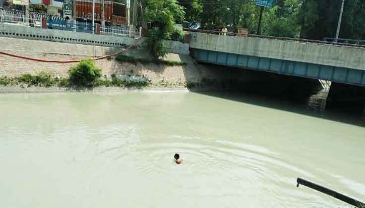 भाजपा के दबंग नेता ने नहर में लगाई छलांग