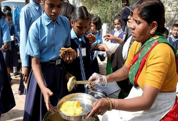 अब मिड-डे-मील बनाने के लिए 60 वर्ष तक की वर्कर रखी जाएगी