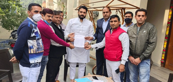 स्कूल खुलवाने के लिए उप मुख्यमंत्री के नाम देवेन्द्र कादियान को सौंपा ज्ञापन