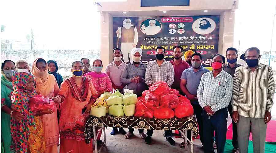 साध-संगत ने 25 जरूरतमन्द परिवारों को दिया राशन