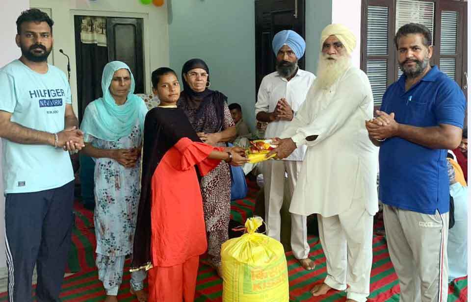 पावन अवतार दिवस की खुशी में जरूरतमंदों को दिया राशन
